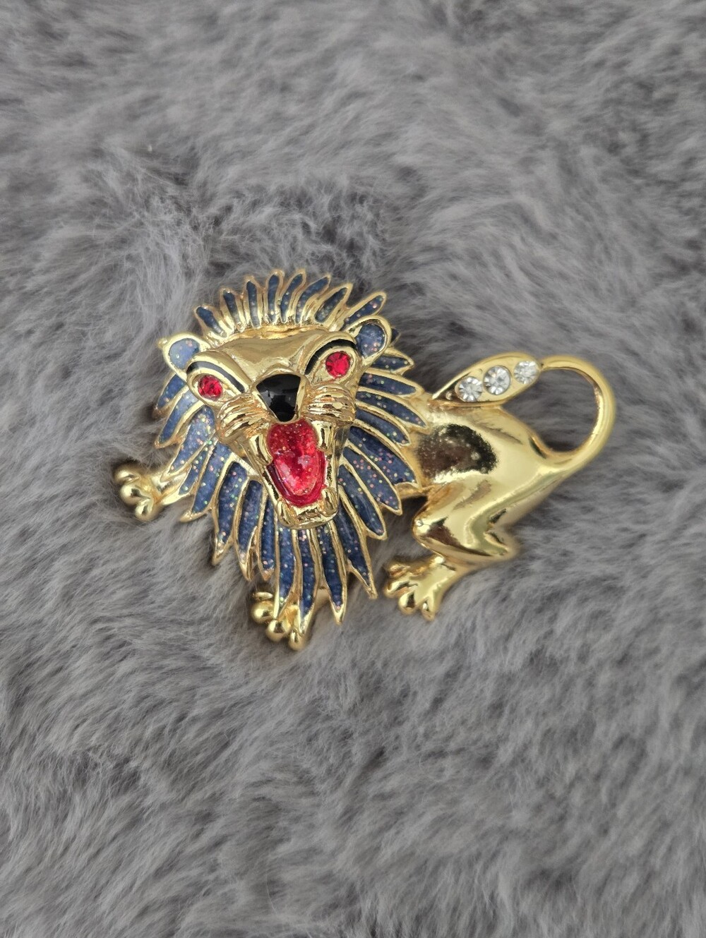VTG 80s Lion Gold Tone Metal Blue Red Enamel Crystal Rhinestone 3D Brooch Pin